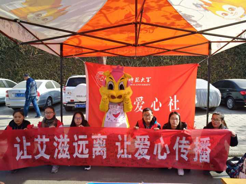 物信学院在校医院门口开展宣讲活动